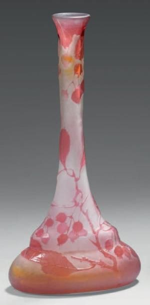 Émile GALLÉ (1846-1904) Vase soliflore en verre doublé rouge et opaque à décor dégagé...