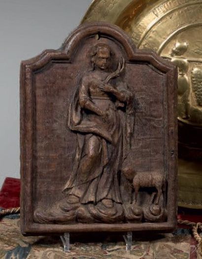null Panneau en chêne à décor sculpté en bas-relief de Sainte Agnès debout, un agneau...