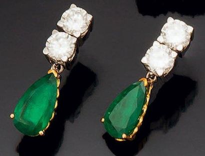 null Paire de boucles d'oreilles en or et platine, chacune serti d'une émeraude poire...