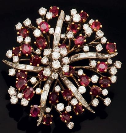 null Broche fleur stylisée en or et platine, serti de petits brillants et diamants...