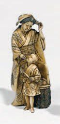 null Petite statuette en ivoire représentant une femme et son enfant. Japon, fin...