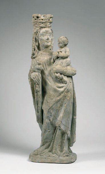 null Statue en pierre sculptée représentant la Vierge tenant l'Enfant Jésus dans...