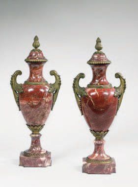 null Paire de vases balustre couverts en marbre rouge griotte et ornementation de...