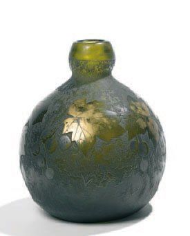 LEGRAS Petit vase boule en verre vert à décor de feuilles dorées et fruits argentés....