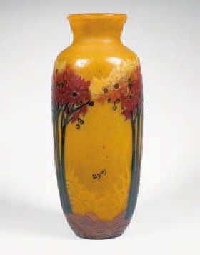 LEGRAS Grand vase en verre multicouches à décor d'arbres fruitiers sur fond orangé....