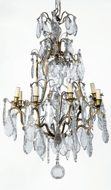 null Lustre cage en bronze à huit bras de lumière à décor de pendeloques de cristal....