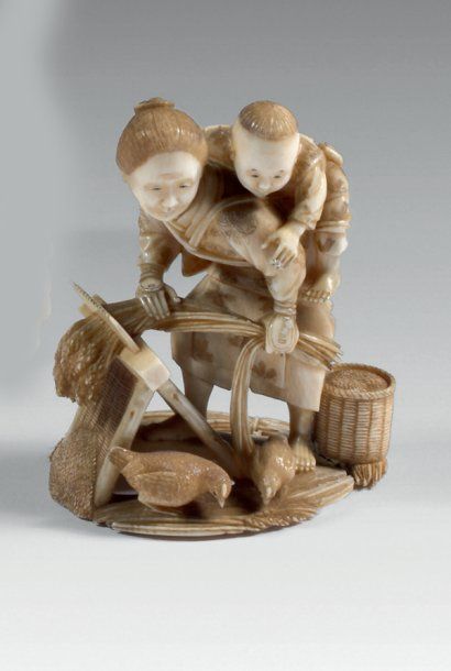 null Okimono en ivoire du Japon, femme battant du riz, un enfant sur ses épaules....
