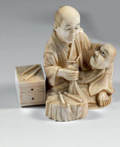 null Okimono en ivoire du Japon, Personnage assis peignant un masque. H : 7 cm