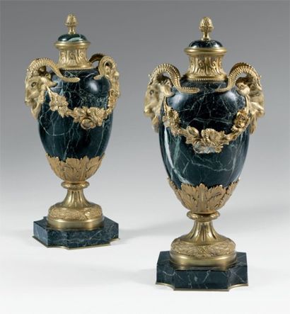 null Paire de vases ovoïdes couverts sur piédouche en marbre vert à décor de bronze...