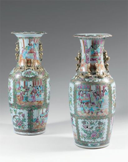 null Paire de vases en porcelaine de Canton à décor de scènes de courtisans dans...