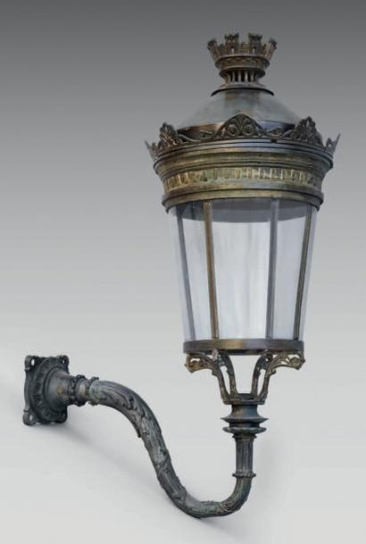 null APPLIQUE MURALE DE RUE Bronze, le bras sinueux feuillagé supportant une lanterne...