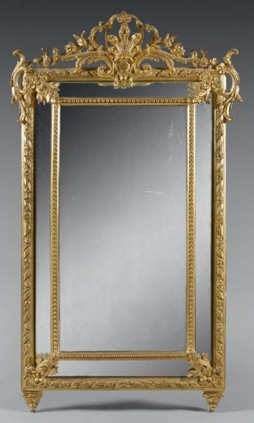 null Important miroir à parecloses en bois doré et composition à décor de guirlandes...
