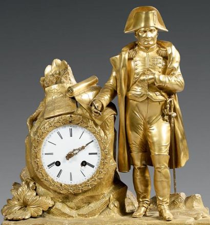 null Grande pendule en bronze doré: L'Empereur Napoléon 1er en pied, près d'un rocher...