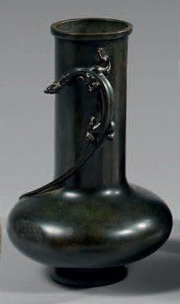 JAPON Vase à panse basse en bronze à patine brune, le col orné en relief d'un dragon....