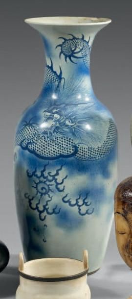 CHINE Vase de forme balustre en porcelaine blanche décorée en bleu sous couverte...
