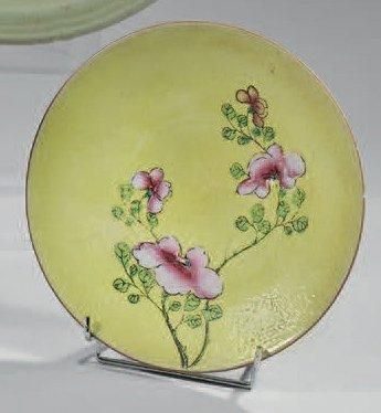 CHINE Coupe ronde en porcelaine émaillée jaune, décorée en polychromie de fleurs...