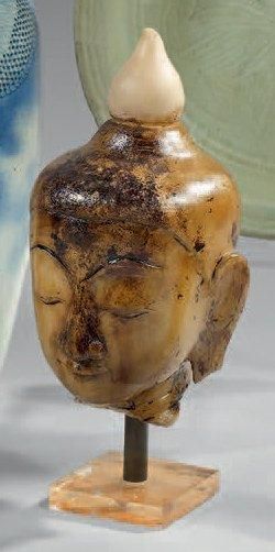 BIRMANIE Tête de bouddha en albâtre, la coiffe surmonté de l'ushnisha. (Traces de...