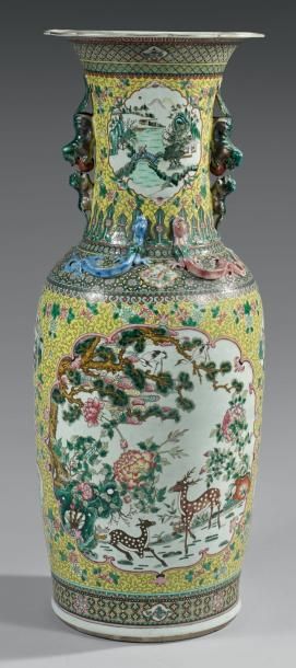 CHINE Vase de forme balustre en porcelaine émaillée jaune décorée en émaux polychromes...