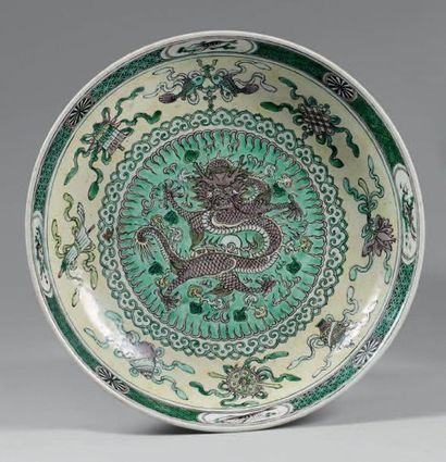CHINE - EPOQUE KANGXI (1662 - 1722) Coupe en porcelaine émaillée, vert, jaune et...