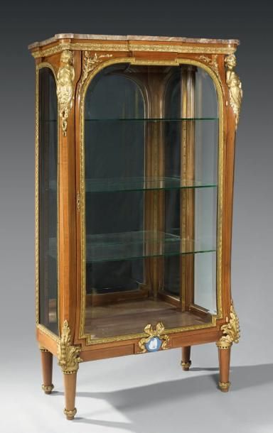 null VITRINE Bois de placage, ouvrant par une porte vitrée, riche ornementation de...