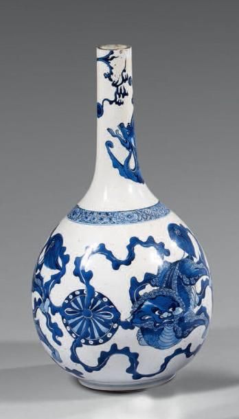 CHINE VASE BOUTEILLE en porcelaine à décor en camaïeu bleu de lions bouddhiques à...