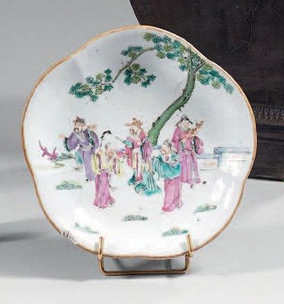 CHINE - Vers 1900 COUPE SUR PIÉDOUCHE en porcelaine émaillée polychrome d'immortels...