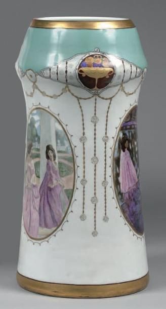 VICTOR EL' PIDIFOROVITCH BORISSOF-MOUSSATOV (1870-1905) VASE Porcelaine, de forme...