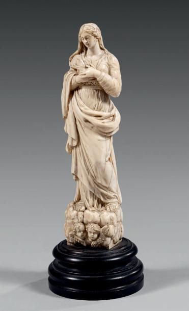 null STATUETTE en ivoire sculpté représentant la Vierge de l'Assomption, debout,...