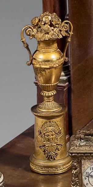 null ÉLÉMENT en bronze ciselé et doré au mat et au brillant représentant un vase...