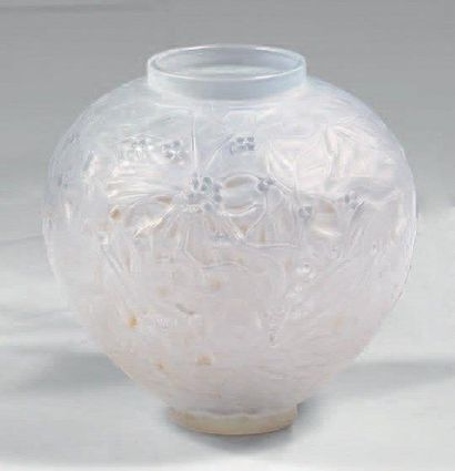 RENE LALIQUE (1860-1945) VASE BOULE en verre moulé pressé satiné légèrement opalescent...