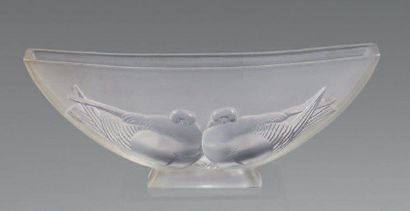 VERLYS COUPE en verre de forme oblongue à décor d'un couple d'oiseaux sur fond satiné.Marqué...