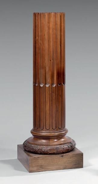 null COLONNE TRONQUÉE en bois sculpté ornée de cannelures, la base ornée d'une guirlande...