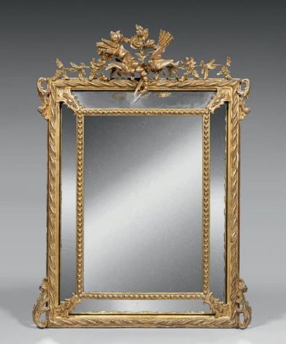 null GRAND MIROIR à PARECLOSES doré en bois et composition à décor de frise de perles,...