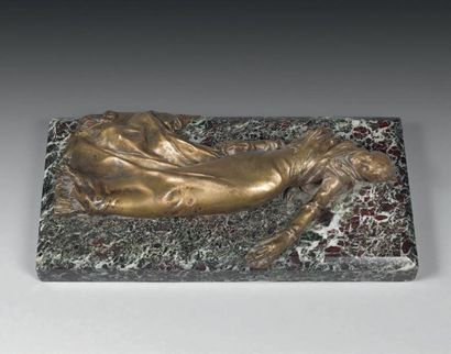 Denys Pierre PUECH (1854-1942) ÉLÉGANTE GISANT Bas-relief en bronze à patine dorée,...