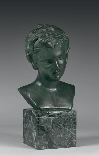 VAN GENECHTEN (XXe SIÈCLE) BUSTE DE JEUNE FAUNE Sculpture en bronze signée Socle...