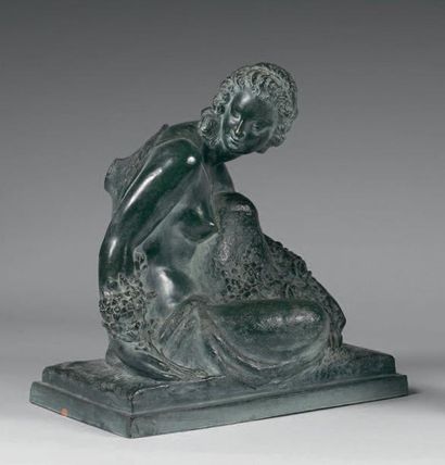 Marcel André BOURAINE (1886-1948) FEMME DENUDÉE TENANT DES FLEURS Sculpture en terre...