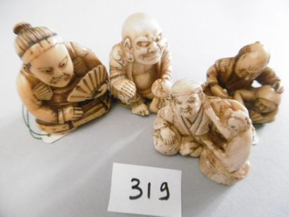 JAPON - Epoque MEIJI (1868 - 1912) Quatre okimono en ivoire, Sarumawashi, rakan avec...