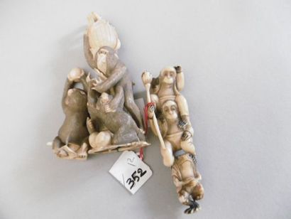 JAPON - Epoque MEIJI (1868 - 1912) Deux okimono en ivoire, groupe de singe se disputant...