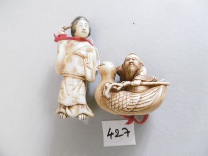 JAPON - Epoque MEIJI (1868 - 1912) Netsuke en ivoire et petit okimono en os, jeune...