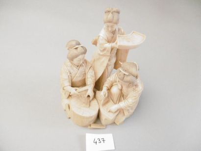 JAPON - Epoque MEIJI (1868 - 1912) Okimono en ivoire, trois jeunes femmes à la fabrication...