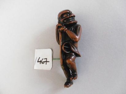 JAPON - Epoque EDO (1603 - 1868) Netsuke en buis, oni debout s'appuyant sur une canne....