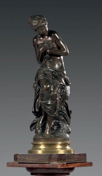 Mathurin MOREAU (1822 - 1912) 
FEMME DÉNUDÉE DRAPÉE RETENANT DES FLEURS Bronze à...