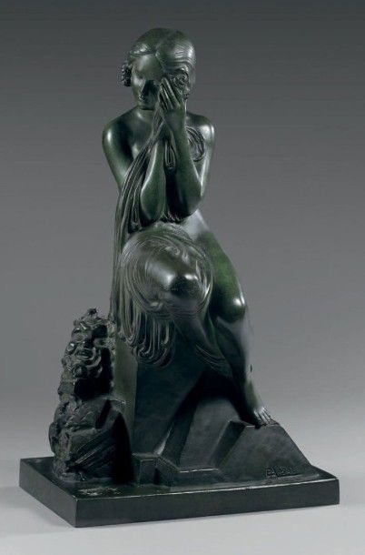 EUGÈNE RENÉ ARSAL (1884 - 1972) 
FEMME EN ALLÉGORIE DE LA TRAGÉDIE Bronze à patine...
