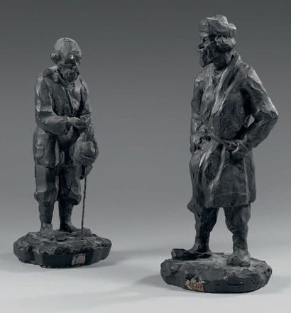 M. KOURBOTOFF UN MENDIANT, UN PAYSAN RUSSES Deux statuettes en plâtre à patine noire
33...