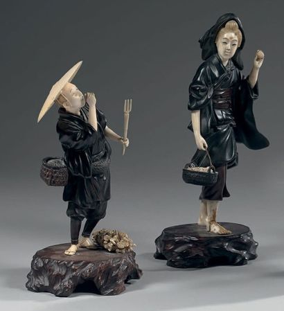 JAPON EPOQUE MEIJI (1868 - 1912)
Deux OKIMONO en bronze et ivoire, jeune femme debout...