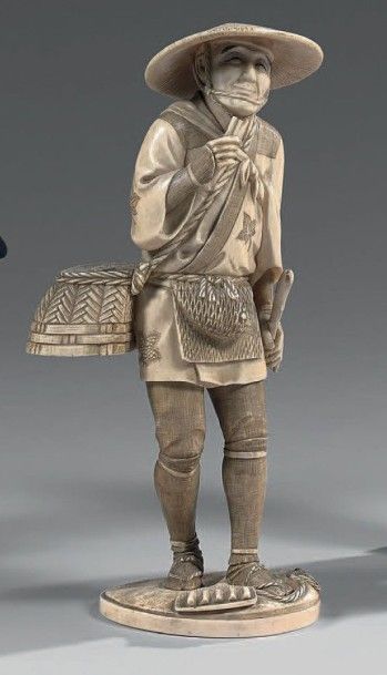 JAPON EPOQUE MEIJI (1868 - 1912)
OKIMONO en ivoire, paysan debout portant un panier...