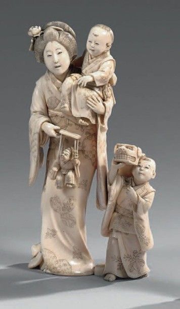 JAPON EPOQUE MEIJI (1868 - 1912)
OKIMONO en ivoire, jeune femme portant un enfant...