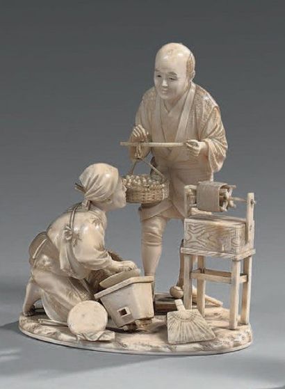 JAPON EPOQUE MEIJI (1868 - 1912)
OKIMONO en ivoire, couple de paysans pesant des...