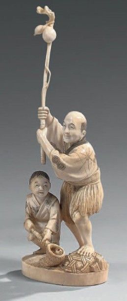 JAPON EPOQUE MEIJI (1868 - 1912)
OKIMONO en ivoire, paysan avec enfant tenant une...