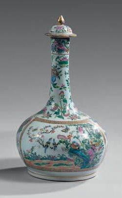 CHINE, XIXe siècle BOUTEILLE COUVERTE Porcelaine, de forme oblongue, le col étroit...